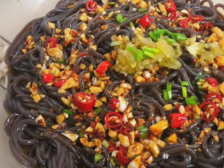 10、凉拌蕨根粉,加一点点泡椒末 口感更好哦 拌匀即可享用了