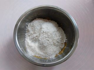 6、棉花糖淋酱饼干,面粉倒入打发好的黄油里