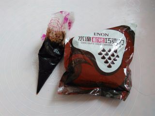 11、棉花糖淋酱饼干,等待饼干放凉的时候准备巧克力酱，10克巧克力装入裱花袋隔水融化，用之前一直泡热水里，用的时候在裱花袋上剪个小口子