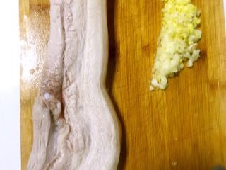 1、肉夹馍（家庭版）,五花肉先放在锅里用水，料酒适量，姜一片煮开去腥，并把蒜和姜切成末备用。