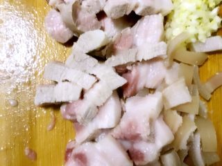4、肉夹馍（家庭版）,煮好的五花肉捞出切块。