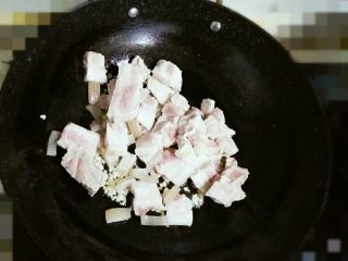 6、肉夹馍（家庭版）,放入五花肉炒2分钟，再放入准备好的蒜末和姜末继续翻炒至五花肉两面金黄。
