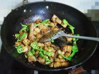 7、肉夹馍（家庭版）,放入酱油、醋、蚝油、盐、青椒继续翻炒几分钟至肉完全熟透放在锅里备用。