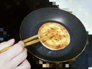8、肉夹馍（家庭版）,肉夹馍用煎锅煎至两面金黄。