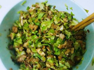 9、肉夹馍（家庭版）,把锅里的肉切碎、生菜、青椒切碎放到大碗里搅拌均匀。