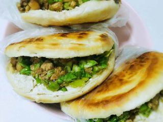 10、肉夹馍（家庭版）,把搅拌好的馅放入煎好的肉夹馍里就可以开吃了。