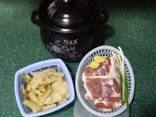 1、鸭腿腌菜汤,备好食材