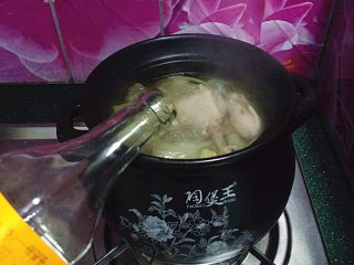 12、鸭腿腌菜汤,此时滴入适量料酒、稍后转小火慢炖