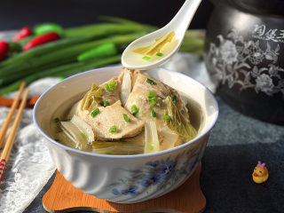 16、鸭腿腌菜汤,尝一口：真叫鲜的一塌糊涂，鲜的一塌带一抹（咱这里的土话哈，形容好吃的意思）