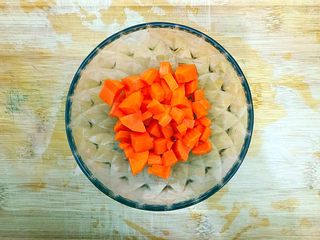 5、冬喝暖饮夏吃冰～健康饮食之烈焰红唇四物汁,胡萝卜去皮洗净，如图所示，切成小块，备用！