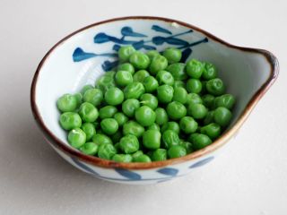 8、熏肠披萨,豌豆开水焯水十几秒