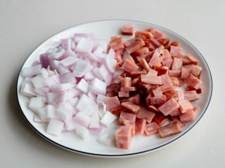 9、熏肠披萨,洋葱、火腿切碎