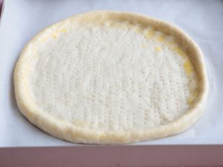 21、熏肠披萨,用叉子戳上无数小洞，披萨皮周围你刷一层蛋液