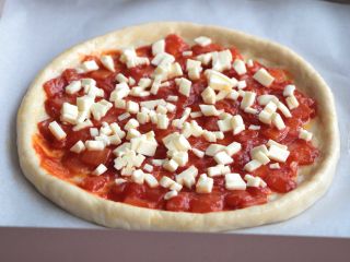 22、熏肠披萨,铺上一层西红柿酱、再撒一层芝士