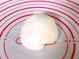 1、家庭快手版手抓饼,面粉加盐加水和成面团