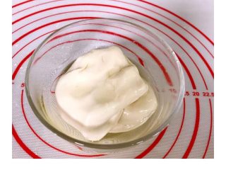 2、家庭快手版手抓饼,面团分成两半涂抹上色拉油醒面30分钟