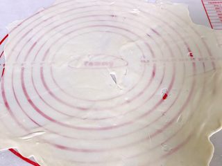 3、家庭快手版手抓饼,面皮擀成薄片，越薄越好，成透明状