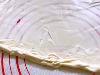 4、家庭快手版手抓饼,从一边折起来，注意是折，不是卷，就像我们小时候折纸扇那样折