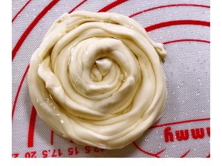 5、家庭快手版手抓饼,折好后卷成圆形