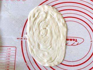 6、家庭快手版手抓饼,面皮压扁，因为我的锅是长方形，所以我压成了长方椭圆形的