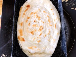 7、家庭快手版手抓饼,不沾锅不用放油，面皮直接入锅煎，煎至表面金黄即可，打入鸡蛋，加入自己喜欢的食材卷起来即可