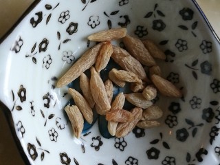 7、夏季养心,小麦大枣百合粥,麦冬,滋阴润燥解热,五心烦热口渴而失眠者加麦冬。便秘者可再加地黄。