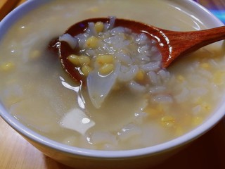 13、夏季养心,小麦大枣百合粥,煮熟后可以很清楚看到小麦里的胚芽,含有多种矿物质维生素,精面中却把胚芽及麦皮去除,这些营养都没有了,也就没有了除烦解热和瘦身的效果