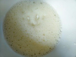 1、蛋白溶豆,2.打到细密泡泡时再加入三分之一糖