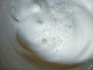 2、蛋白溶豆,3.蛋白打出纹路加入最后三分之一糖