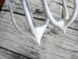 4、蛋白溶豆,5.蛋白打到提起来有个直立的小三角就是打好了。