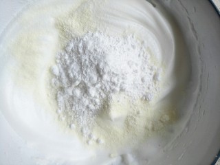 5、蛋白溶豆,6.打好的蛋白加入玉米淀粉和糖分