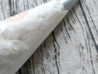 7、蛋白溶豆,8.把搅拌好的蛋白装入裱花袋