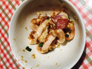 1、烤肉拼盘,蒜香味：五花肉切片后加入蒜蓉，葱末，白胡椒粉，味淋，少量酱油拌匀，放冰箱腌制一晚