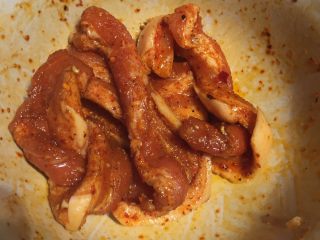 2、烤肉拼盘,川香麻辣：取部分五花肉切片，加入辣椒粉，花椒粉，料酒，酱油，少量醋搅拌均匀，放入冰箱腌制一晚