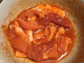 3、烤肉拼盘,韩国甜辣：韩国辣酱，蜂蜜，水比例为2:1:2，酱汁调好之后加入切片的五花肉中，放入冰箱腌制一晚