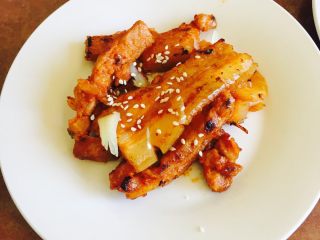 5、烤肉拼盘,预热煎饼果子机，在上面刷一层油，预热完成后加入洋葱丝烤至透明，后将五花肉均匀的铺在机器上，注意翻面，等到肉烤至两面焦就可以吃啦～