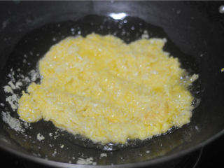 7、虾仁炒饭,另起油锅，将泡了蛋液的米饭倒进去，快速翻炒