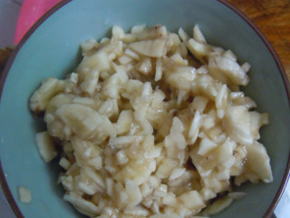 3、快手香蕉派,把香蕉切碎