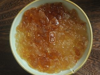 2、补充胶元蛋白的桃胶牛奶,泡发的桃胶，清澈透明。