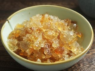 3、补充胶元蛋白的桃胶牛奶,用手把桃胶捏碎，仔细清洗并挑去杂质 ；