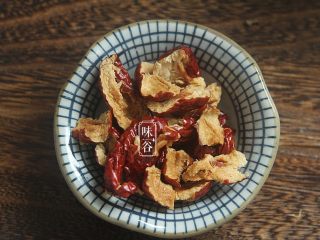 5、补充胶元蛋白的桃胶牛奶,红枣洗净去核，去了核没那么上火；