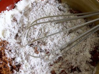 4、最好吃的基本巧克力蛋糕,搅拌均匀