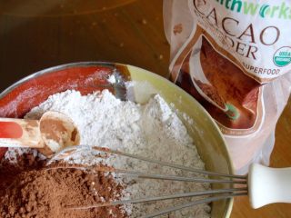 5、最好吃的基本巧克力蛋糕,加上可可粉让后搅均匀