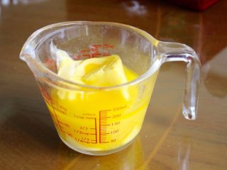 6、最好吃的基本巧克力蛋糕,在微波炉里把牛油给弄软,差不多40秒,不行的话再放40秒