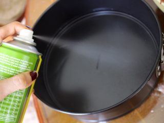 9、最好吃的基本巧克力蛋糕,把油喷到烤蛋糕的模里,或者抹上