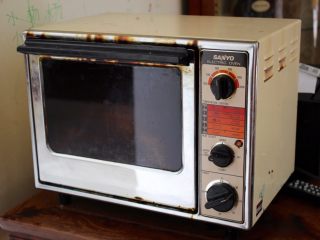 12、最好吃的基本巧克力蛋糕,在170度里的烤箱烤15分钟(但是没3-5分钟看一下因为不停的烤箱,厚度和宽度都会改这个时间)