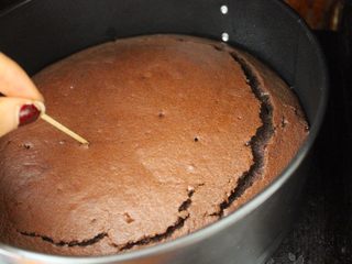 13、最好吃的基本巧克力蛋糕,用一个干净的牙签插进去