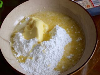 18、最好吃的基本巧克力蛋糕,把两杯糖分喝一杯软的牛油放在一起