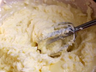 22、最好吃的基本巧克力蛋糕,搅拌均匀,不用的时候,放在冰箱里