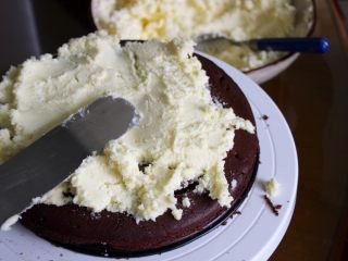 23、最好吃的基本巧克力蛋糕,蛋糕都考完后,把奶油干酪蛋糕结霜抹上